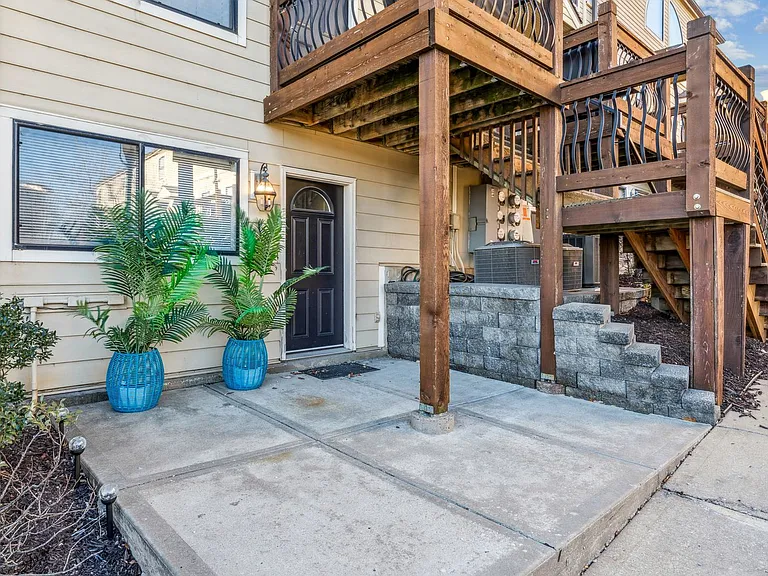 530 W 10th St #530 — Photo 34