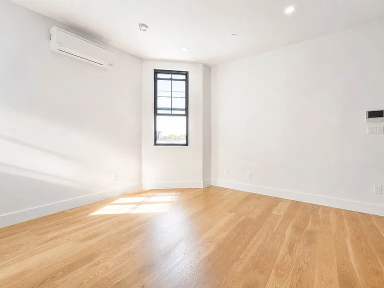 2553 Bedford Ave #Penthouse 5 — Photo 4