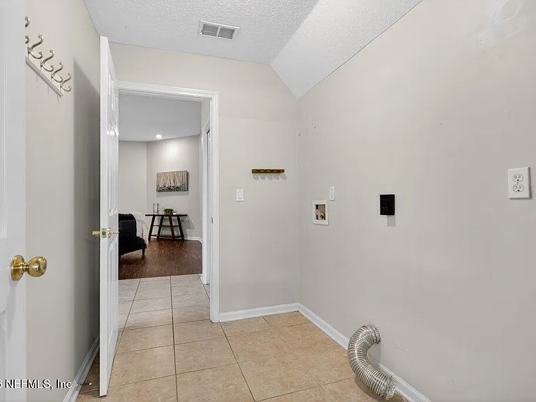 1634 Majestic View Ln — Photo 25