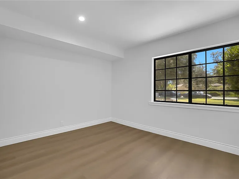 325 W Le Roy Ave — Photo 21