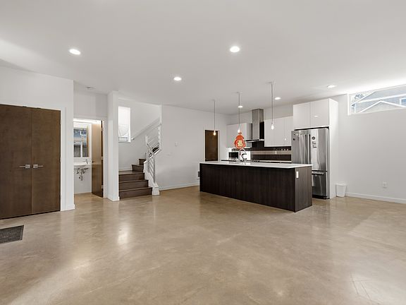 3rd image of 5624 Fauntleroy Way SW #C