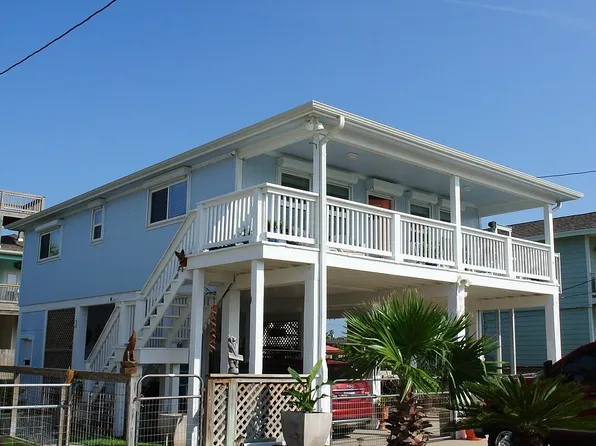 915 S Austin St, Rockport, TX 78382