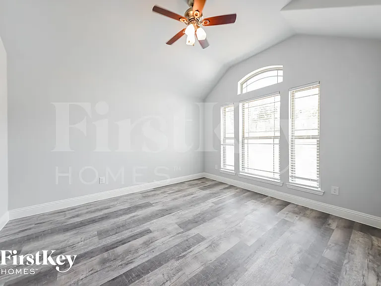 6014 Kemrock Dr — Photo 3