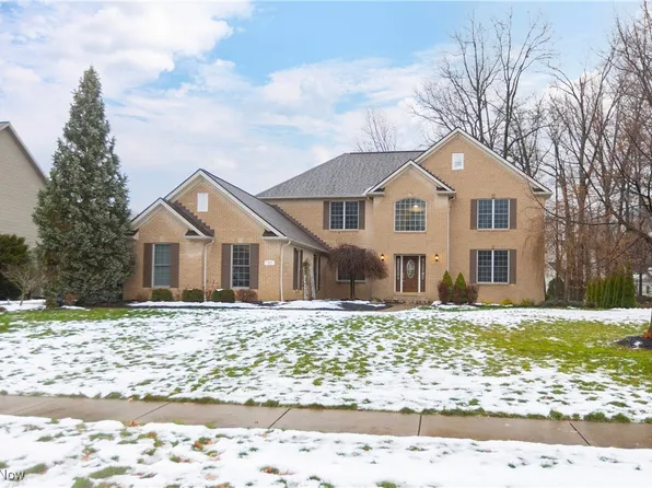 383 Crestwood Dr, Avon Lake, OH 44012