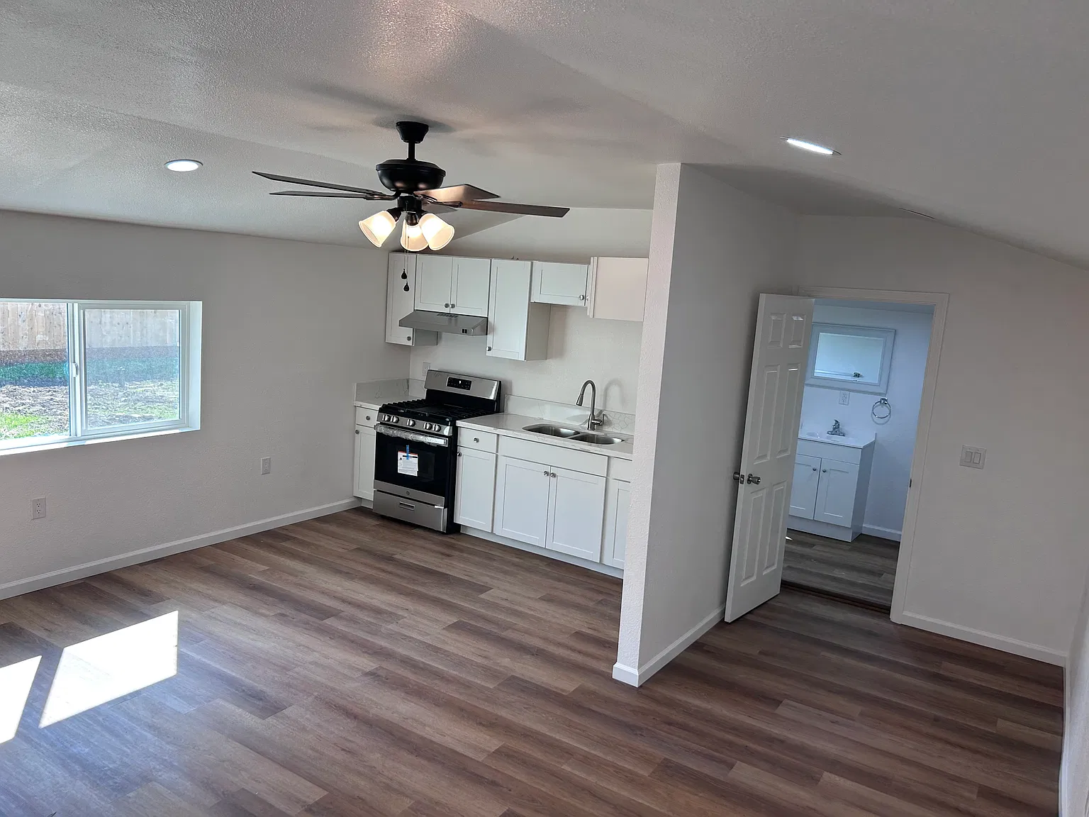 Studio, 400 sqft, $925 — Photo 3