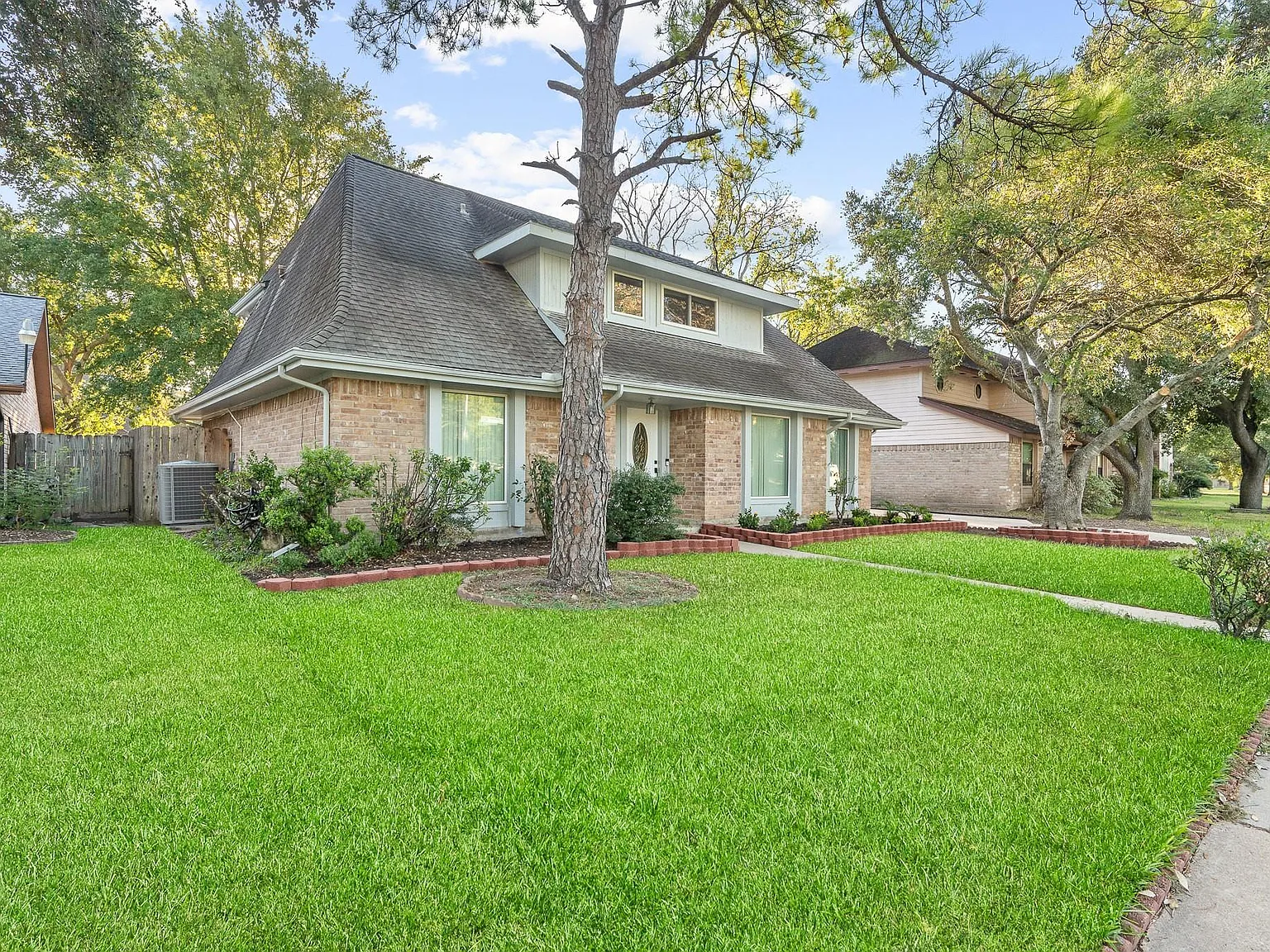 4 bed, 2.5 bath, 2542 sqft, $2,700 — Photo 2