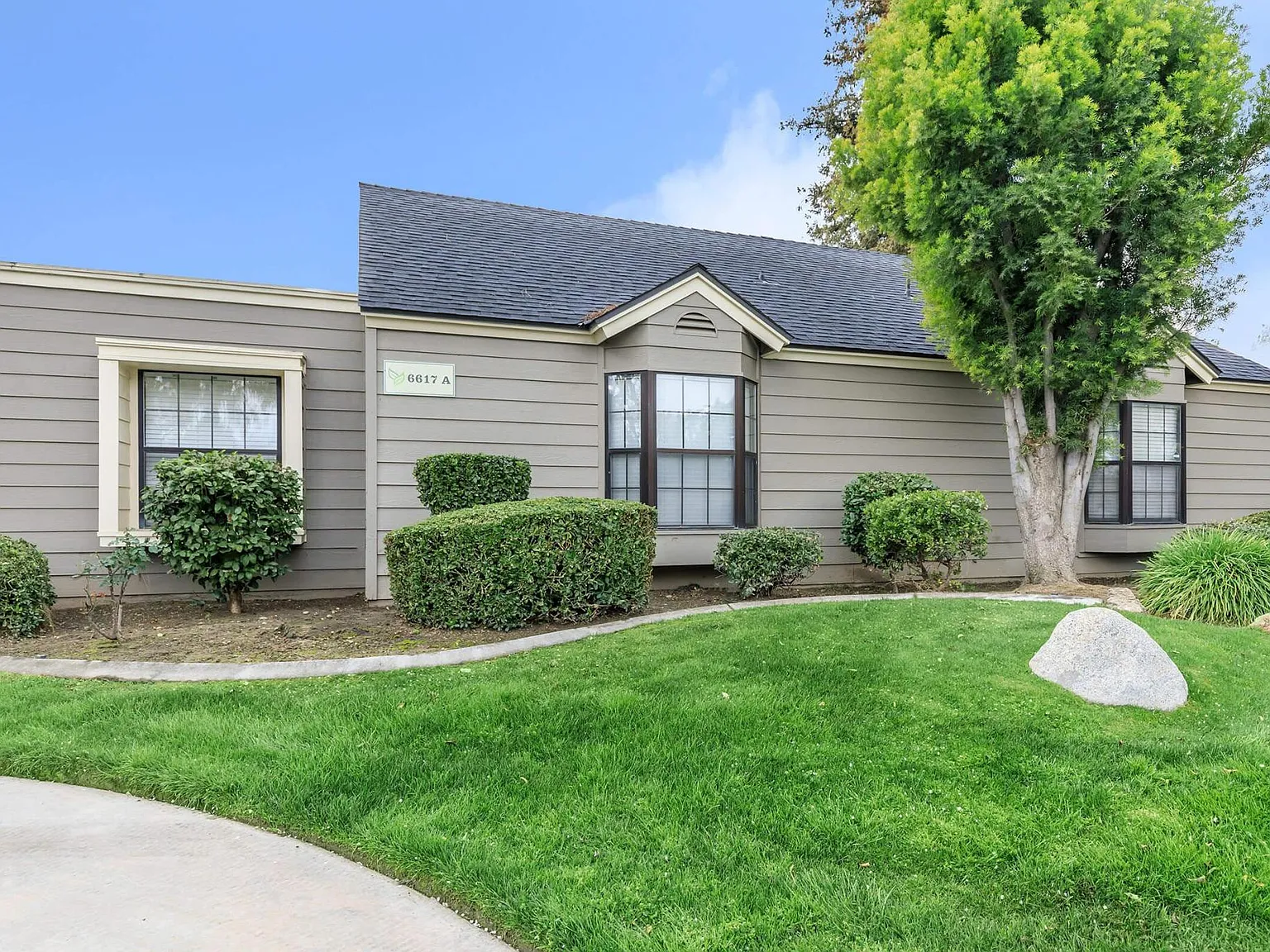 Laurelwood West Villas — Photo 2
