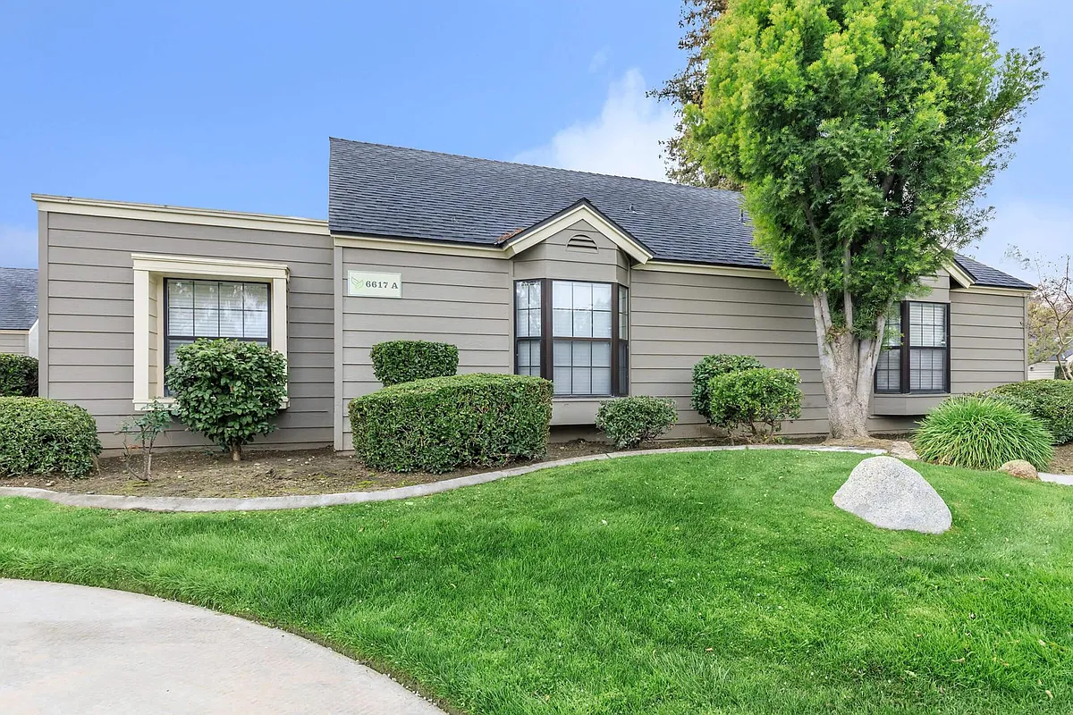 Building Photo - Laurelwood West Villas
