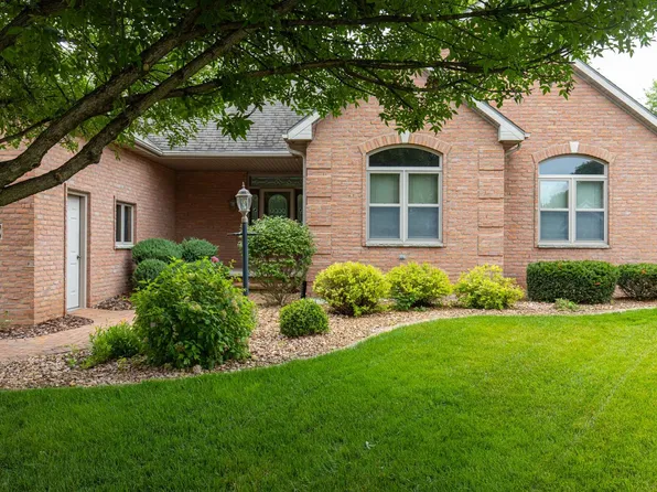 104 Jenny Ct, Combined Locks, WI 54113