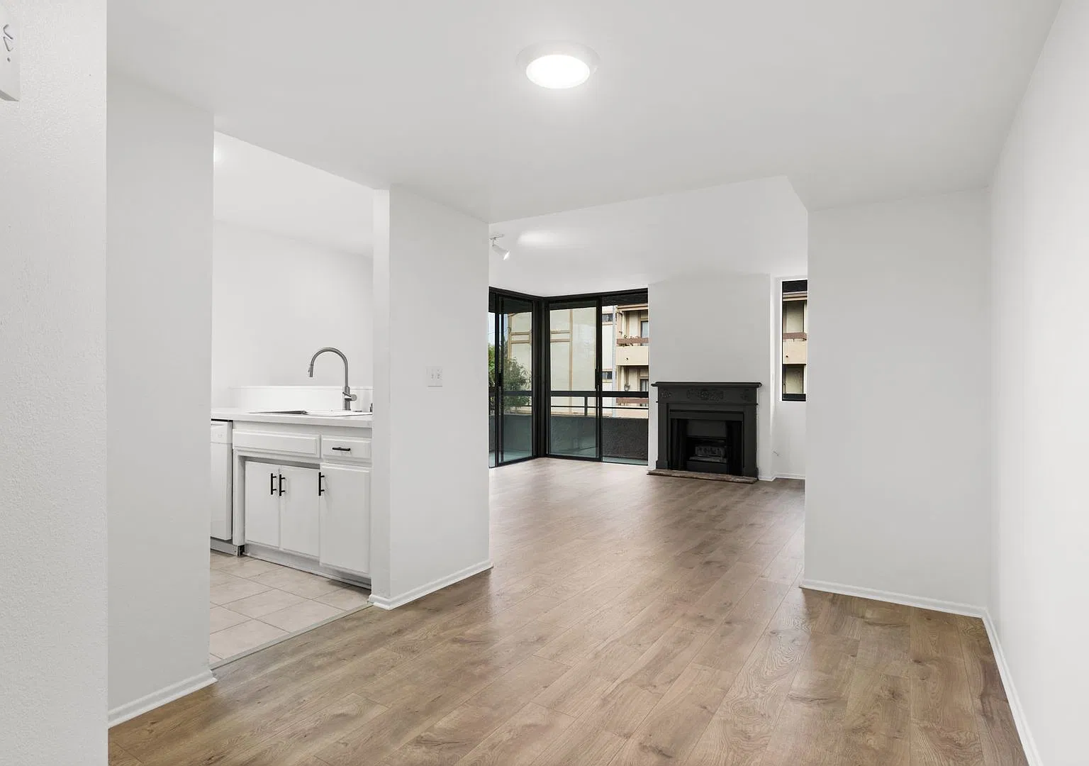 Bright 2 Bedroom / 2 Bath in Valley Village — Photo 4