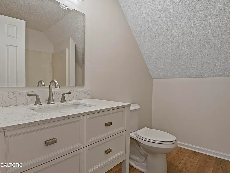 Master Bathroom (upstairs)