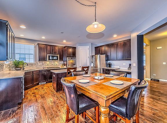 3rd image of 3695 Thornhill Dr