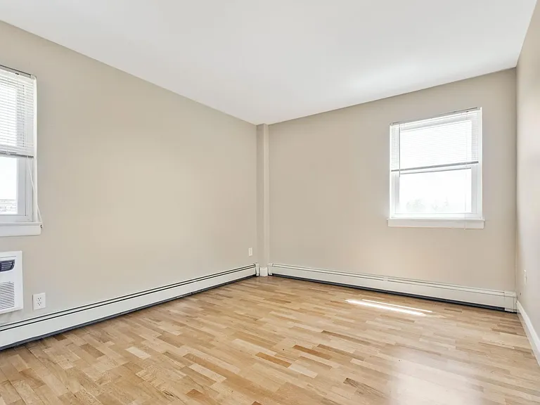 Heritage House Apartments — Photo 40
