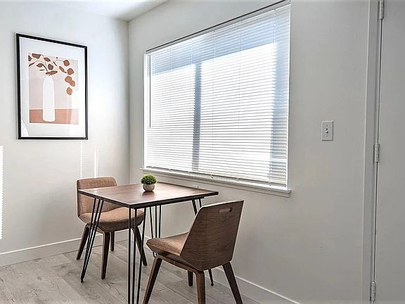 5th image of 2174 Royal Dr APT 8