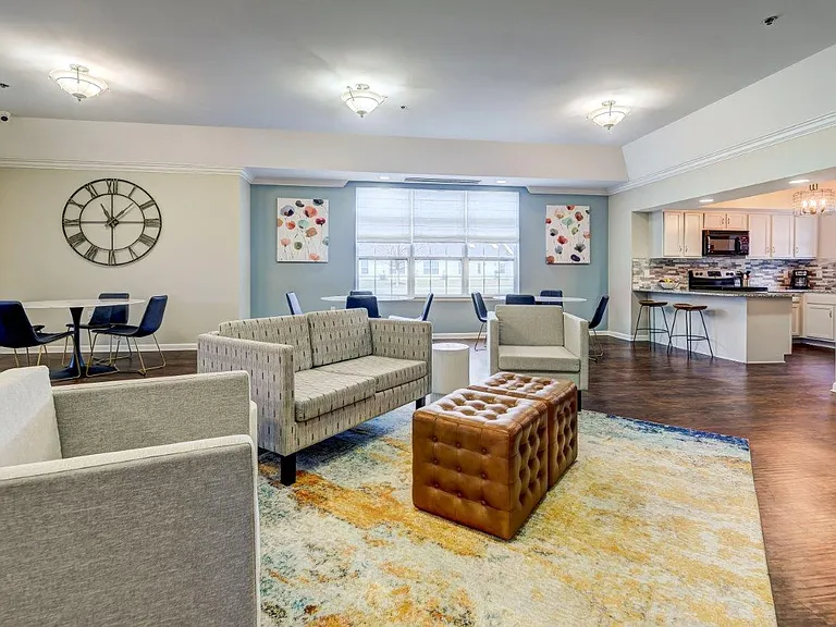 Saratoga Crossing Apartments & Townhomes — Photo 37