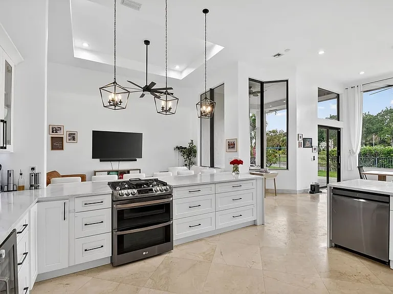 10337 Trianon Pl — Photo 11