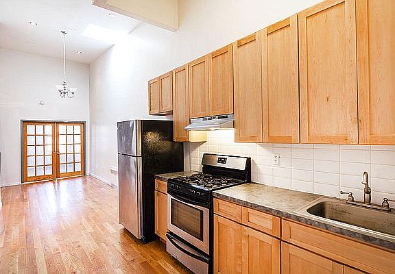 2nd image of 169 Stanhope St APT 3R