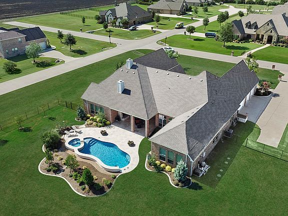 2nd image of 2085 Claremont Dr