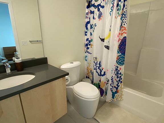 Back bedroom en suite bathroom