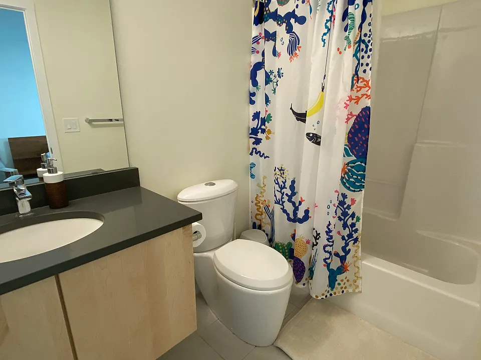 Back bedroom en suite bathroom