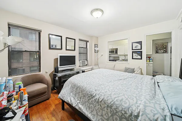 Rented by SERHANT. | media 4