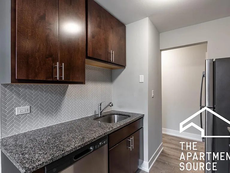 533 W Surf St #530-412 — Photo 3