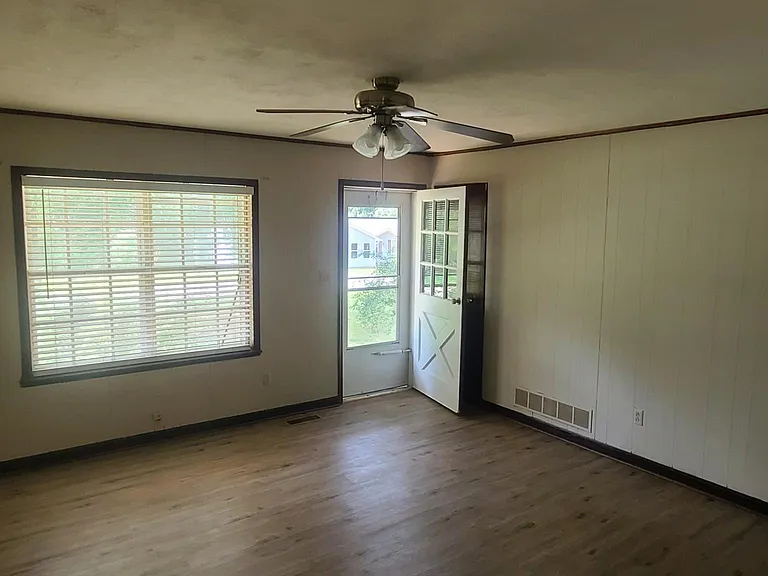 75 Riverside Dr — Photo 5