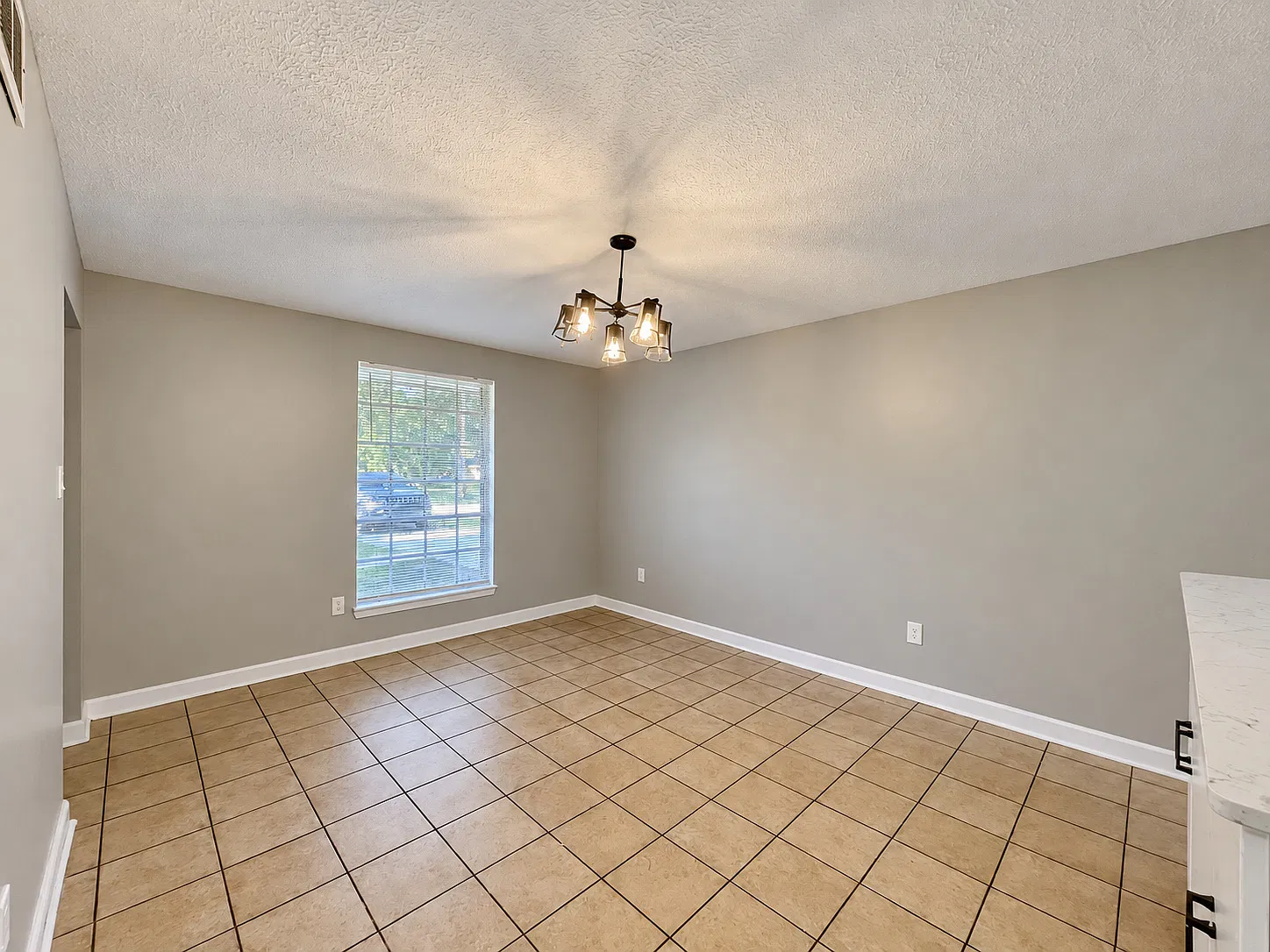 4 bed, 2000 sqft, $2,295 — Photo 4