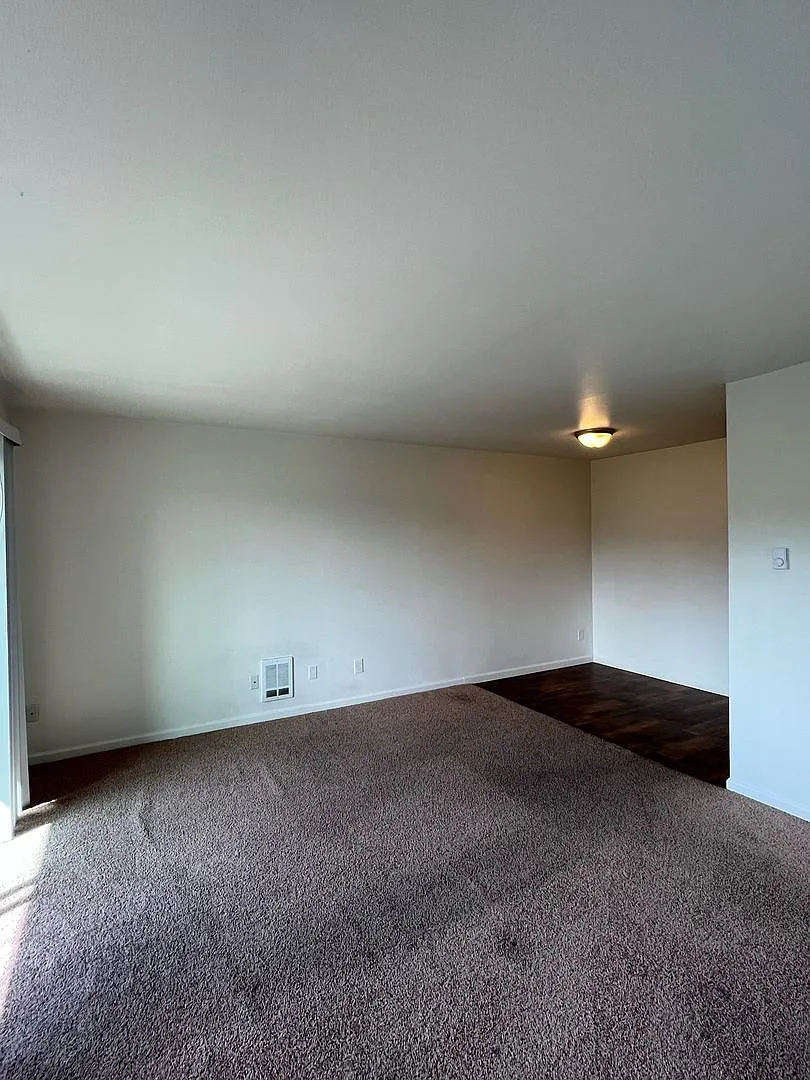 Alexandra Apartments — Photo 3