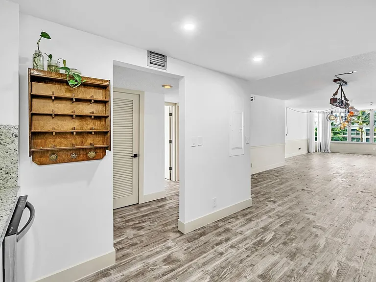3051 NE 48th St #301 — Photo 26