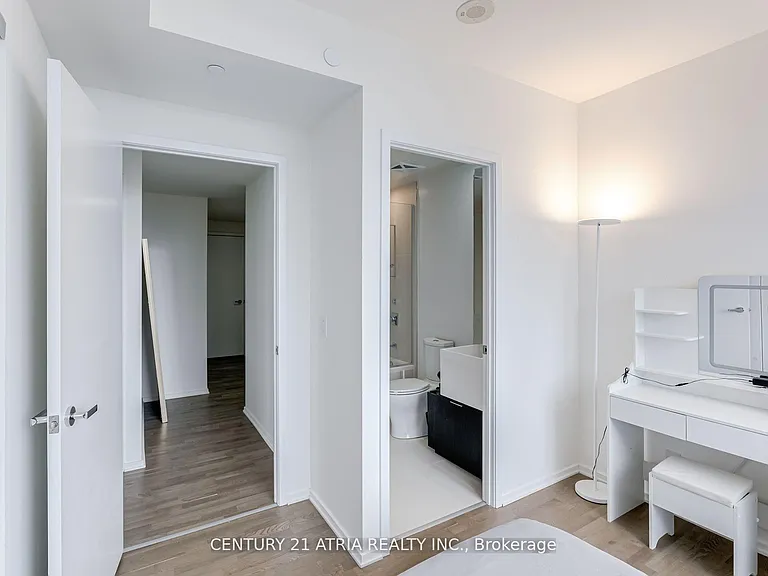 1 Bloor St E #2104 — Photo 10