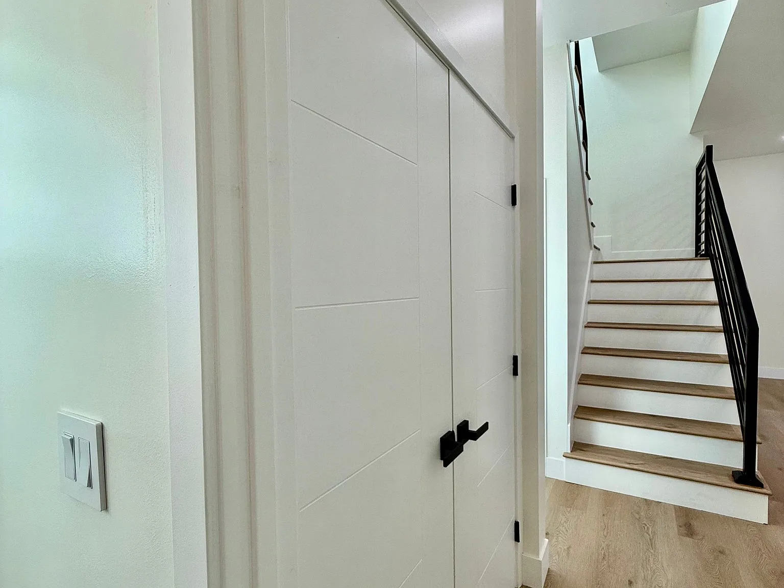 Brand-New Luxury 2-Bedroom, 3-Bath ADU in Woodland Hills Solar, Private Outdoor Space & Beautiful Vi — Photo 4