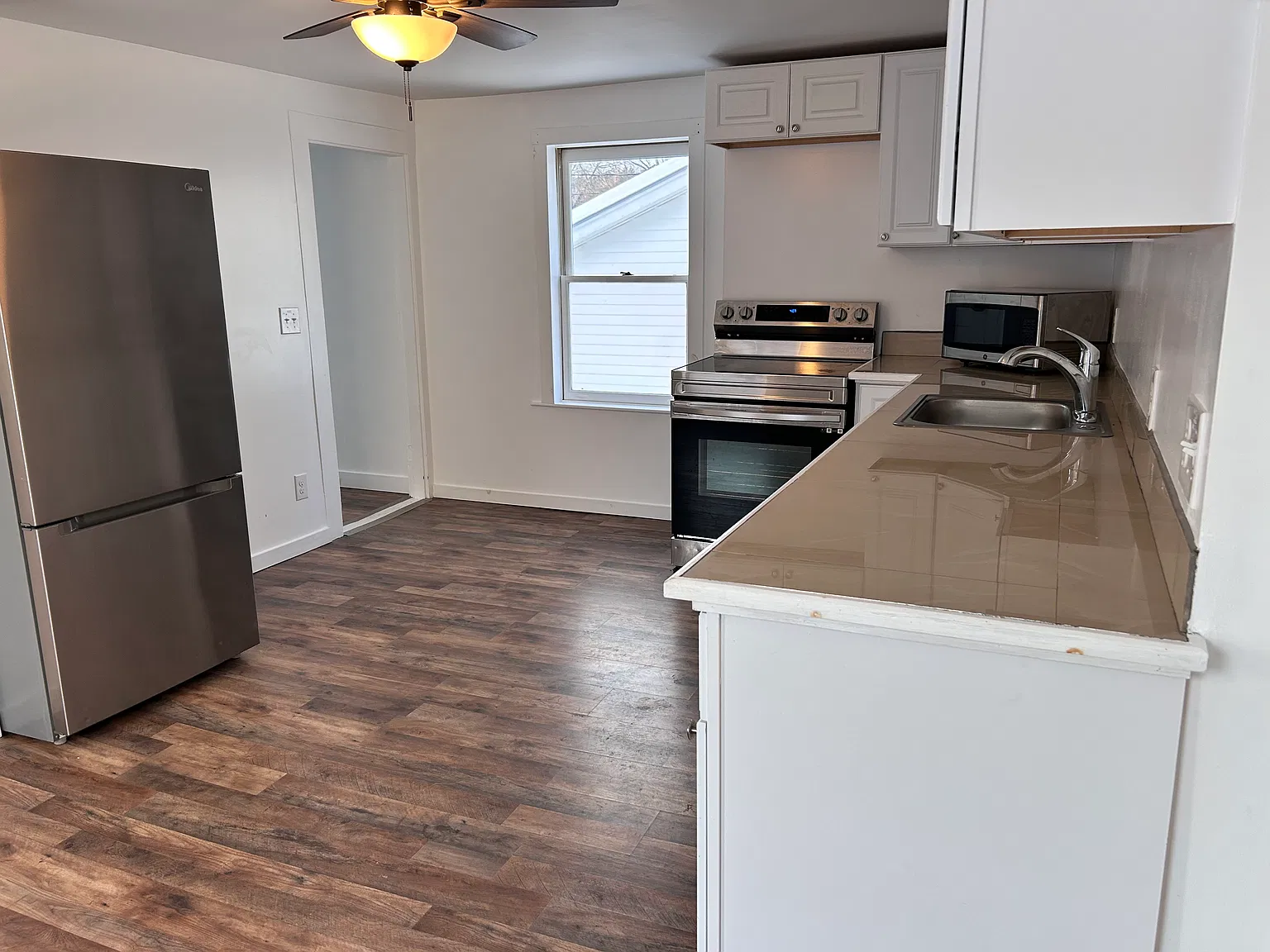 4 bed, $2,200 — Photo 1