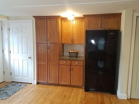 5th image of 833 Bedford St