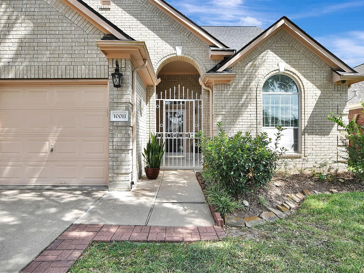 5 bed, 3.0 bath, 2590 sqft, $2,700 — Photo 3