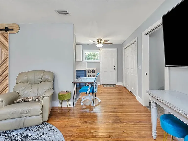 724 Lee St — Photo 9