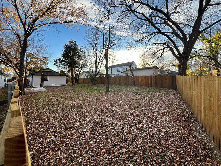 1323 Claude St — Photo 10