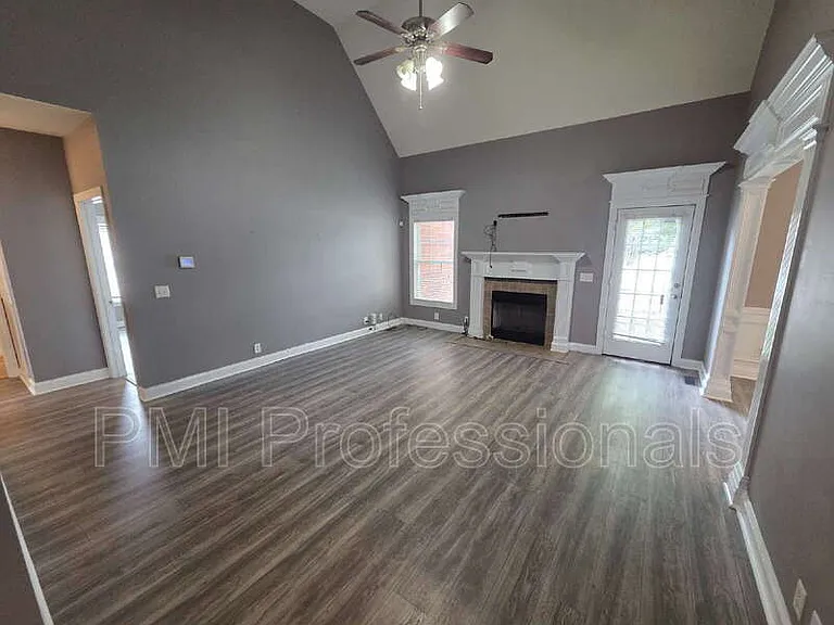 3606 Geneva Dr — Photo 2