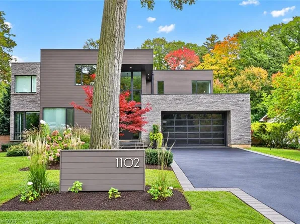 1102 Crestview St, Oakville, ON L6J 2C6