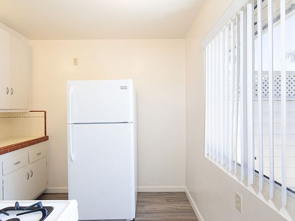 5th image of 904-910 Agate St #908