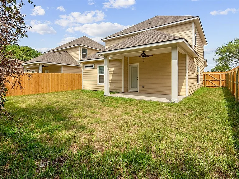 1410 Holleman Dr — Photo 23