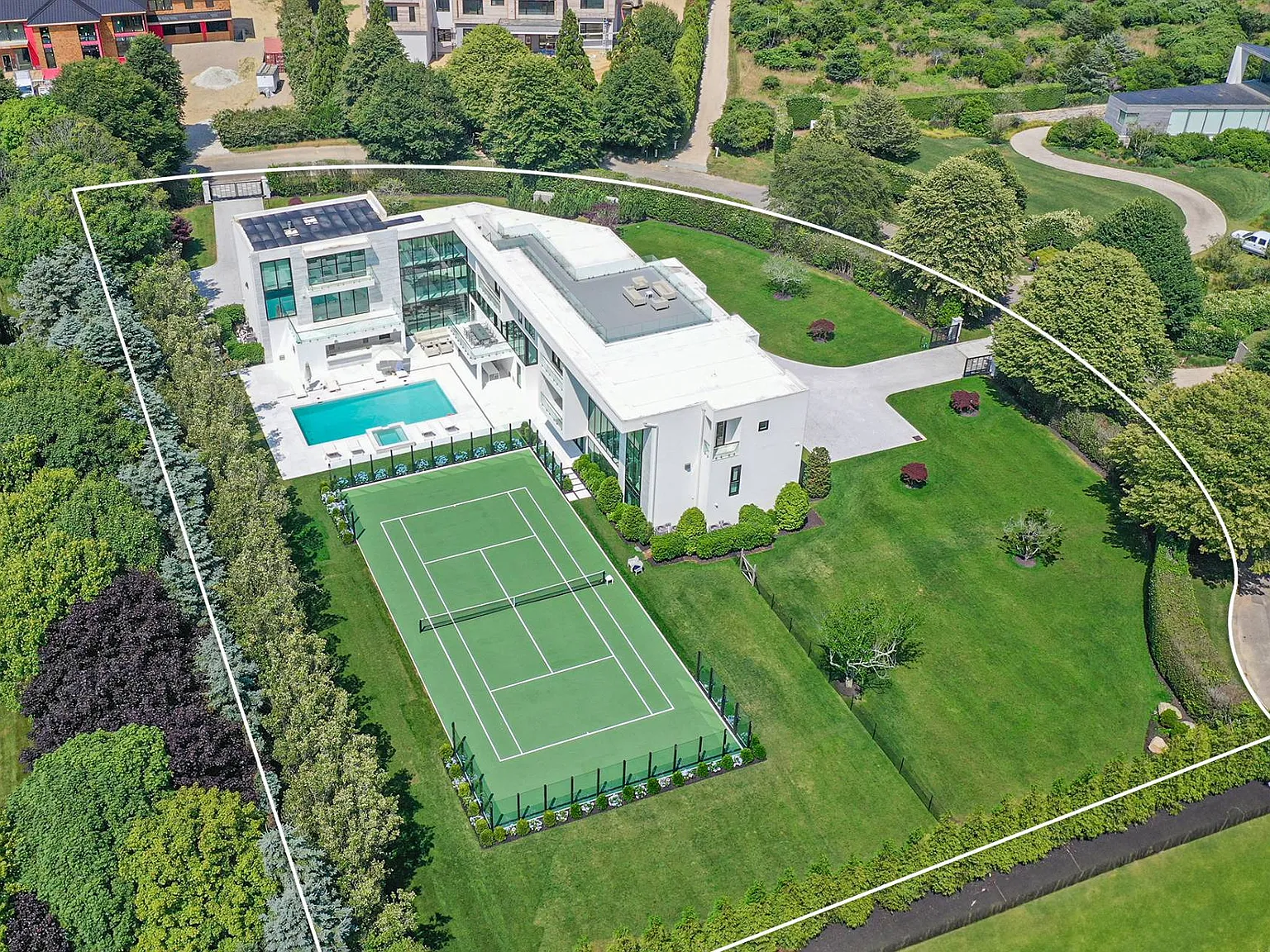 Cutting Edge New Construction Far South in Bridgehampton — Photo 3