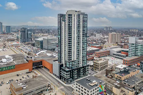 60 Charles St W Photo 1