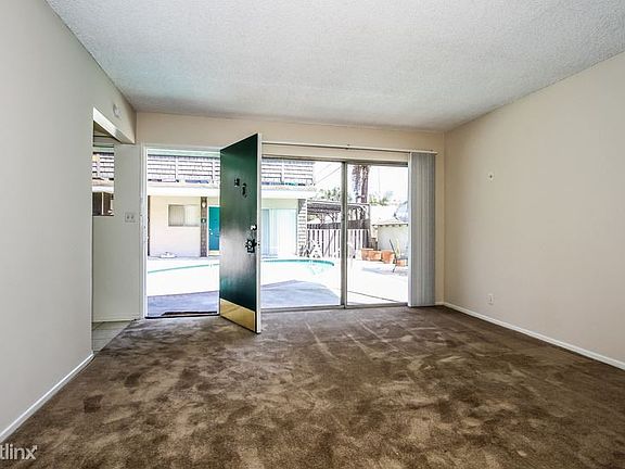 006-Living_Room-692879-mls