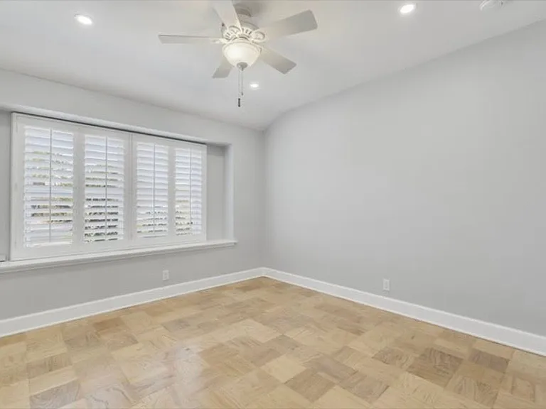 22300 Bassett St #MAIN — Photo 14