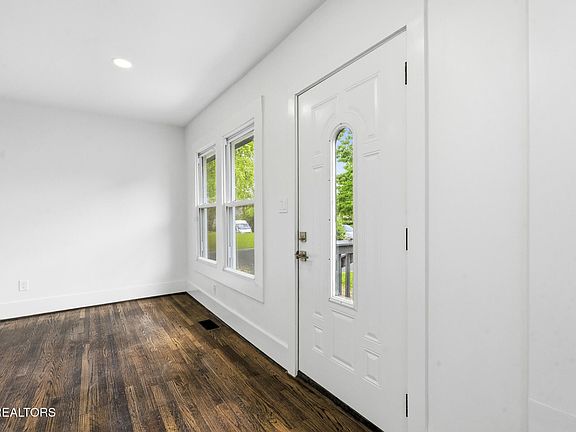 5th image of 3317 Monmouth St