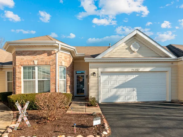 21352 Mays Lake Dr, Crest Hill, IL 60403