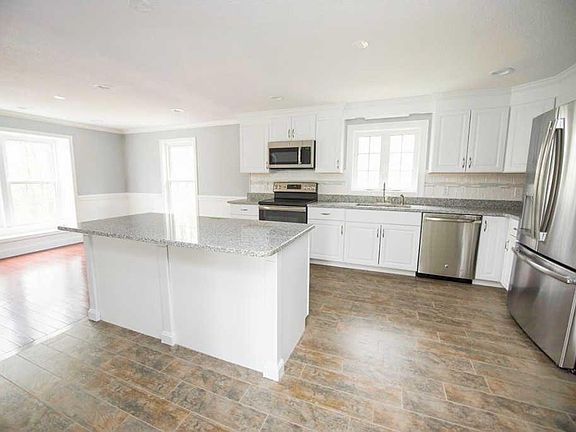 4th image of 17 Crosby Ln