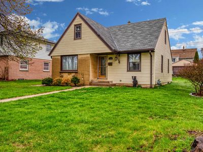 6166 W Kinnickinnic River Pkwy, Milwaukee, WI, 53219