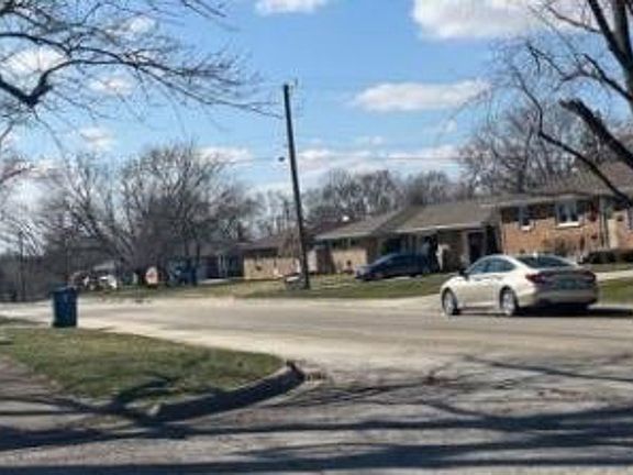 Exterior Neighborhood (street photo)